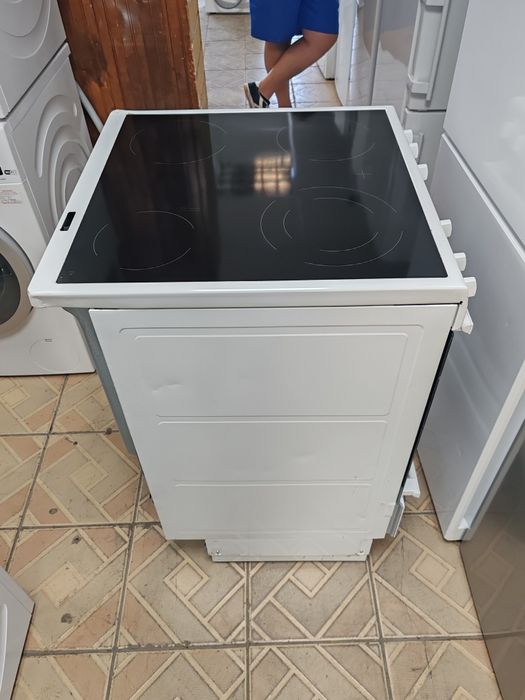 Свободно стояща печка с керамичен плот Electrolux с 2 години Гаранциия