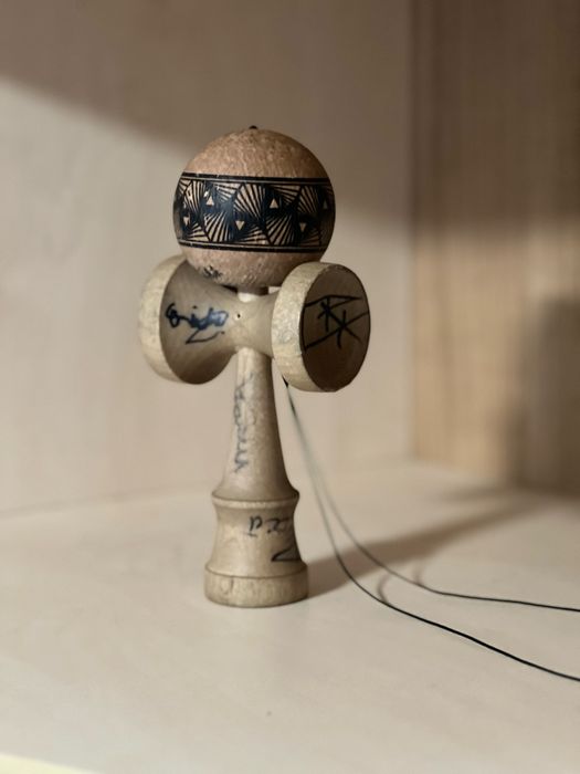 Vând kendama Israel semnată