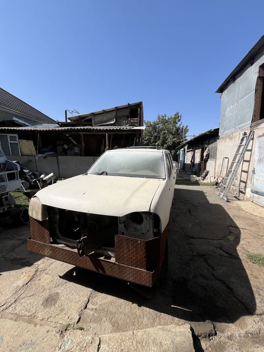 Nissan Пикап     .