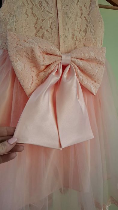 Красивое розовое платье для девочки