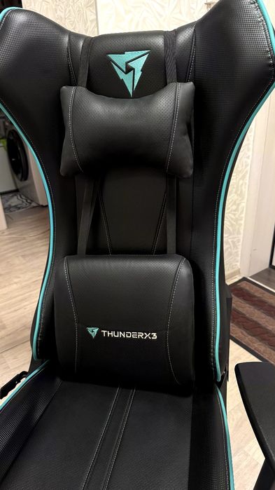 Продам игровое кресло ThunderX3 UC5.