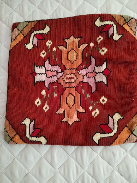 Față de perinița cusută manual și față de masă.