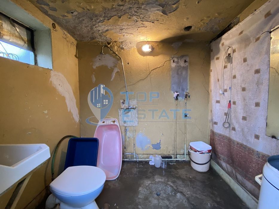 Тухлена къща с гараж и кладенец в гр. Горна Оряховица, област Велико