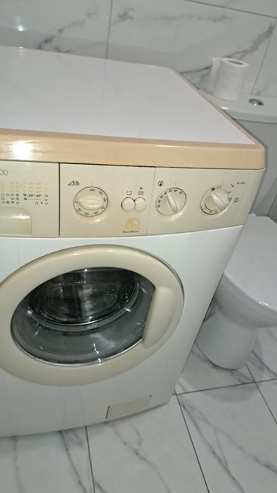 Mașină de șpălat haine în stare foarte bună de funcționere .