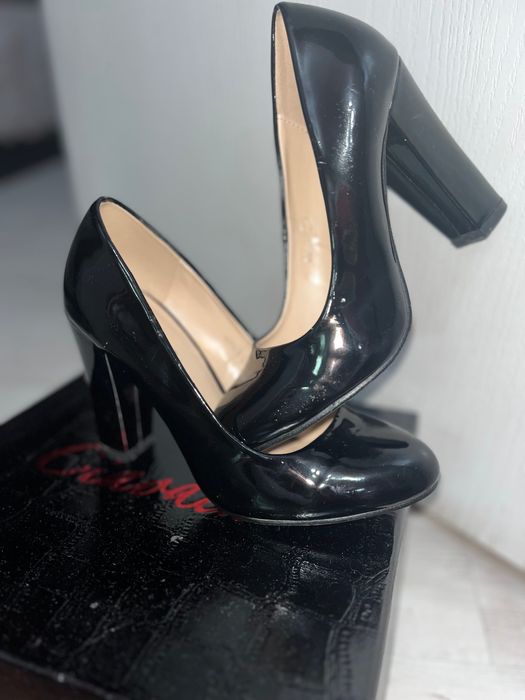 Дамски лачени обувки на ток