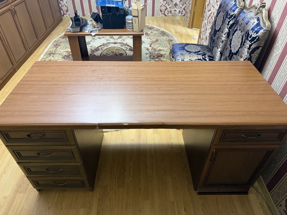 Продаётся стеллаж, рабочий стол и 2 стула