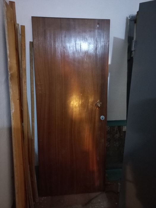 Продам двери,обращаться на WhatsApp
