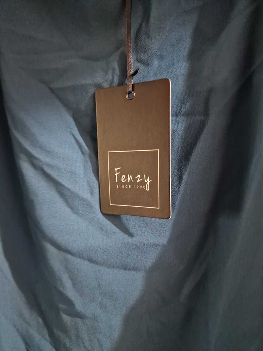 Costum de dama cu pantaloni lungi.