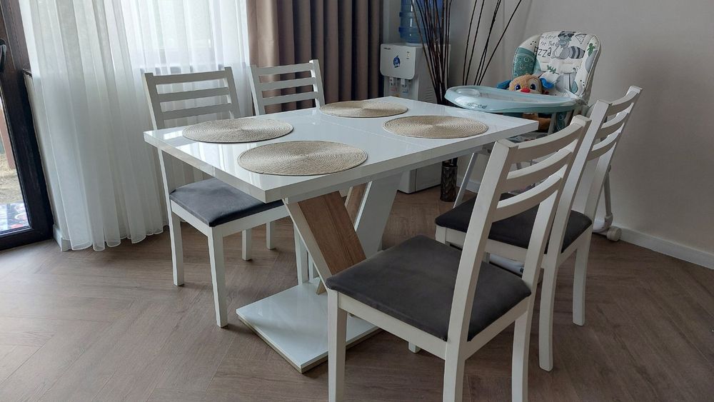 Продавам разтегателна кухненска маса с четири стола