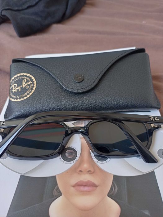 Слънчеви очила е Ray-Ban Zuri Bio-Based (RB4455).