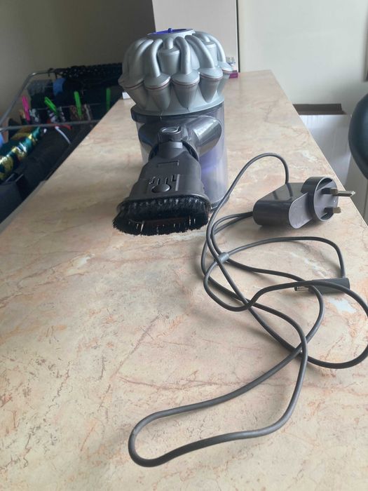 Акомулаторна прахосмукачка DYSON DC-06