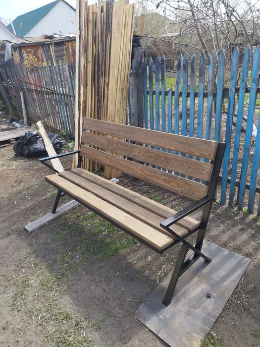 Стол и лавочки .