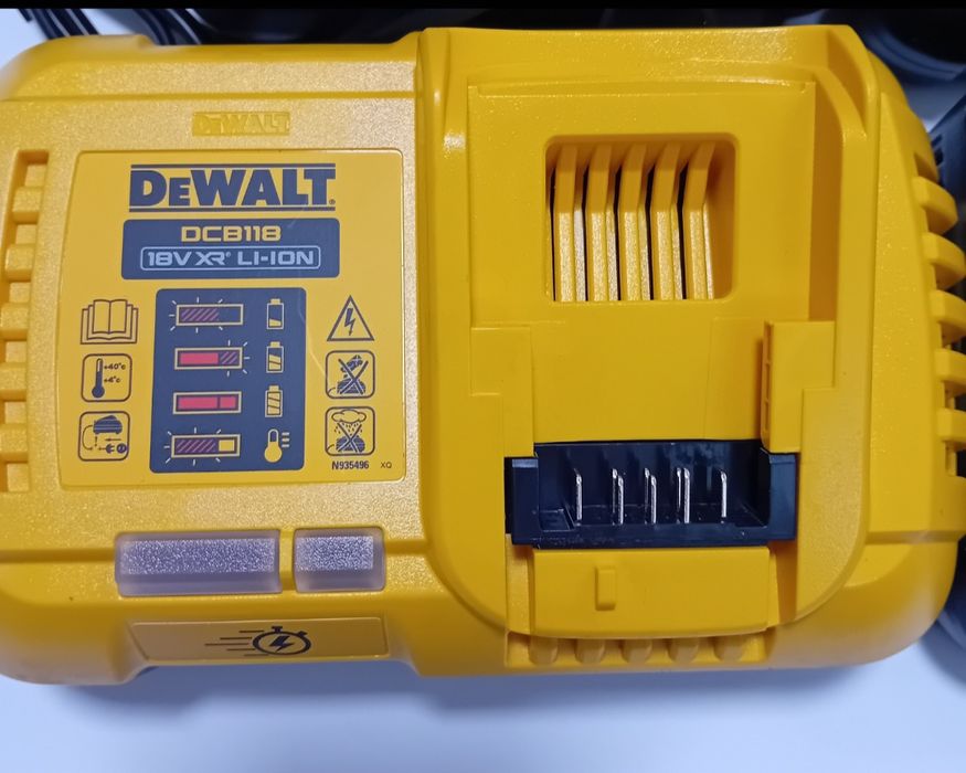 Зарядно устройство DeWALT DCB118