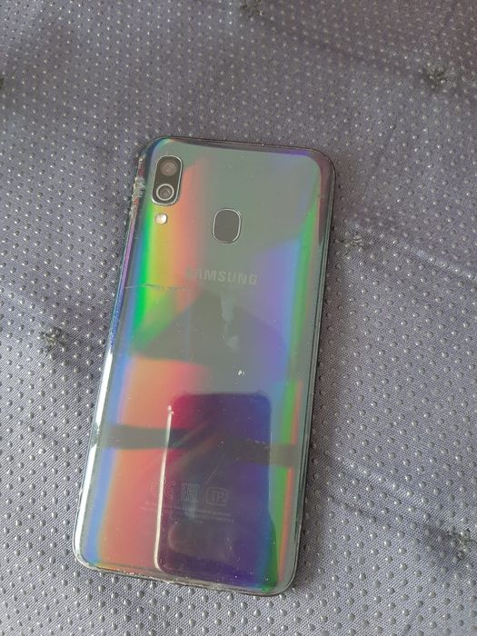 Самсунгн А40 смартфон