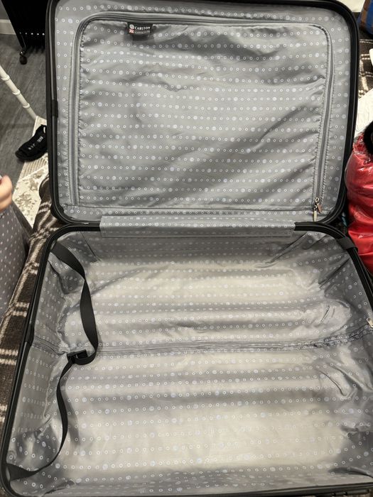 Чемодан на 4 колесиках