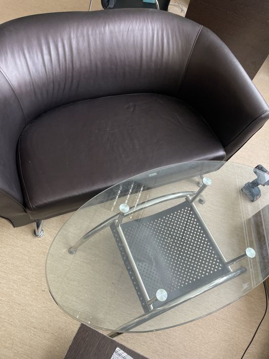 Диван и журнальный стол