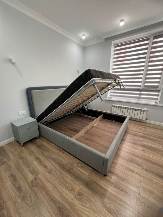 Двуспальная кровать с матрасом б/у