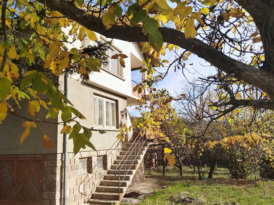 Масивна къща в село Балша
