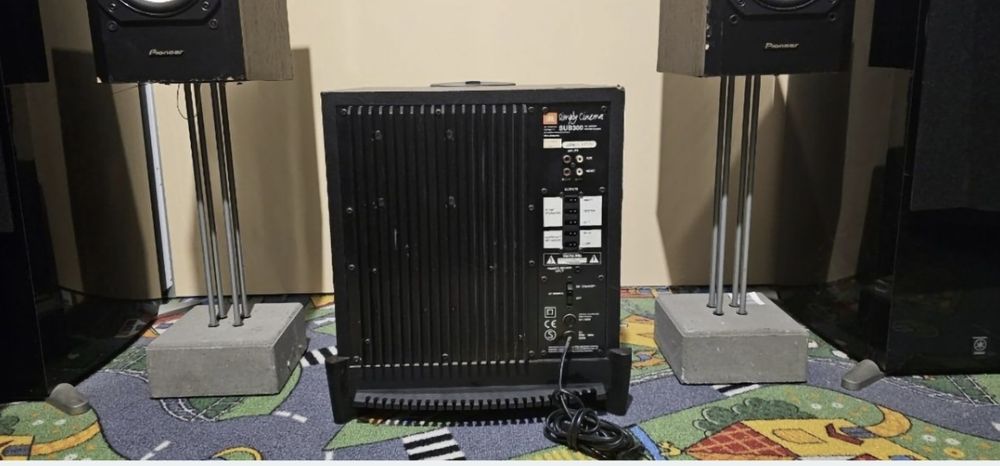 JBL SUB 300 subwoofer activ cu ieșire pentru 5 boxe sateliți