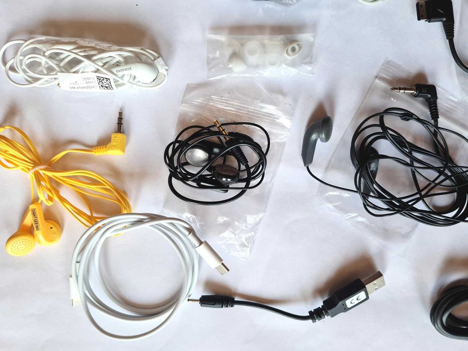 lot de căști pentru telefon mobil și diverse cabluri incarcare&date