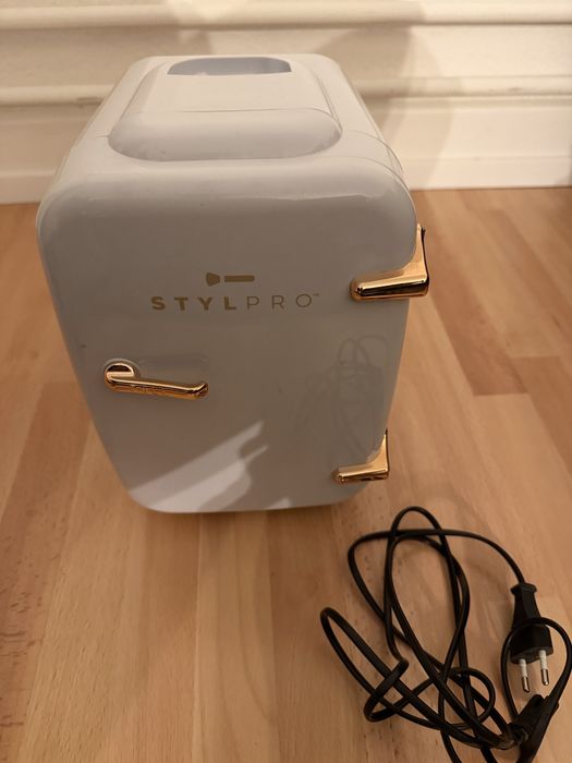 Mini frigider cosmetic / auto 220V cu funcție rece și caldă
