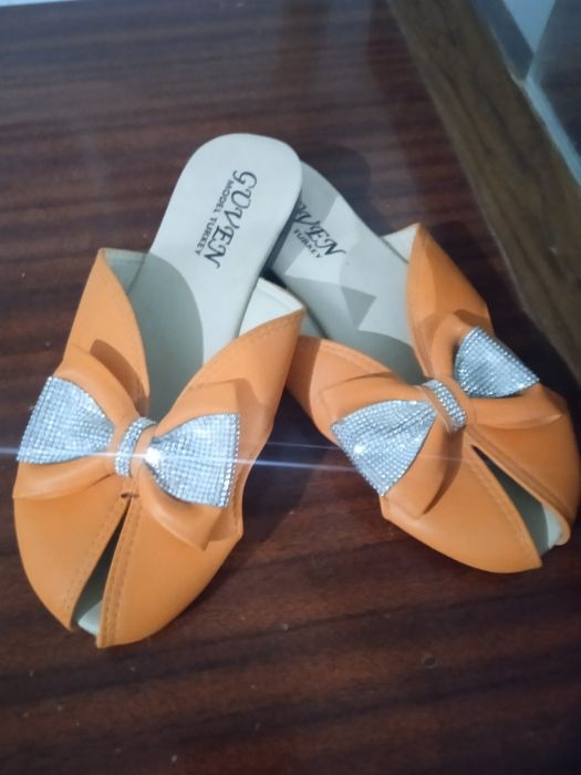 Ayollar oyoq kiyimi sotiladi