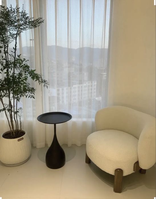 Дизайнерское белое кресло букле