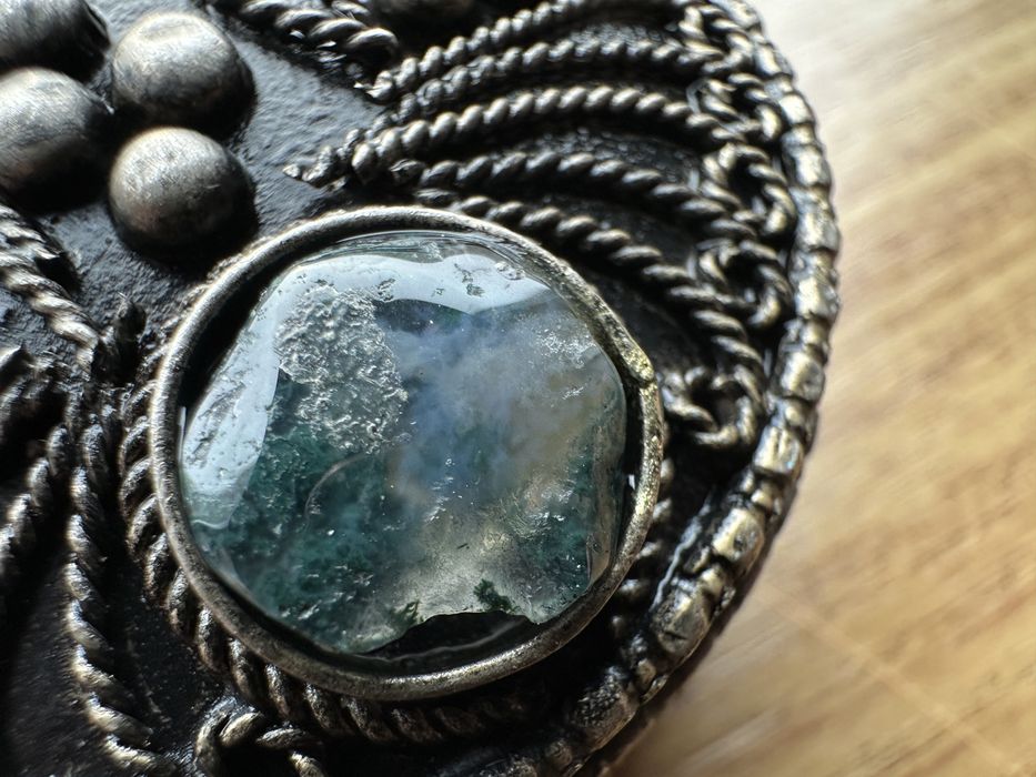 Cutie veche decorativa  cu pietre semipretioase  agat carneol