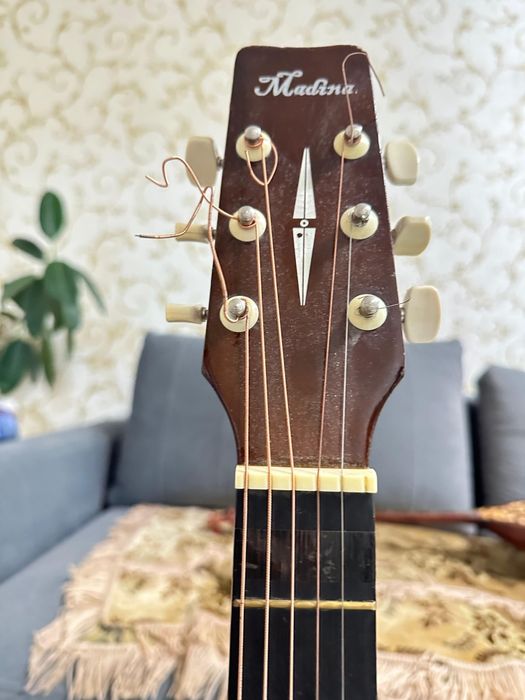 Продается акустическая гитара