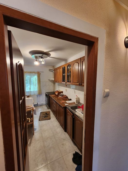 Inchiriez apartament cu 3 camere