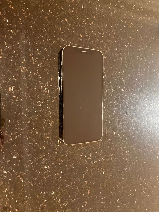 iPhone 12 Pro и Apple Airpods