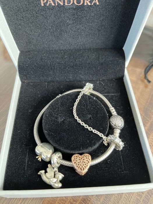 Различни аксесоари на Pandora, Guess, Hawkers и др.