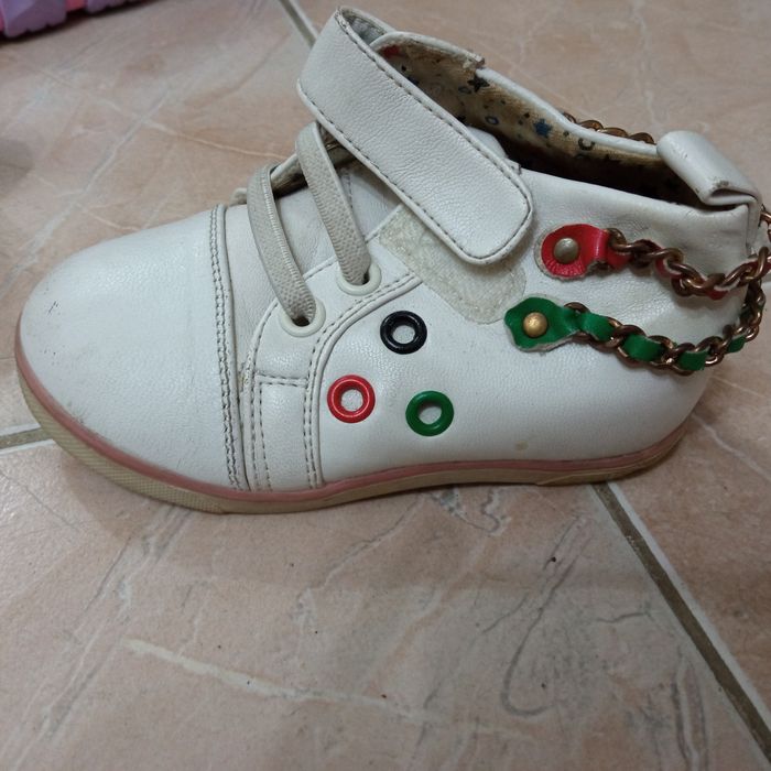 Детские сапоги  разные на девочку