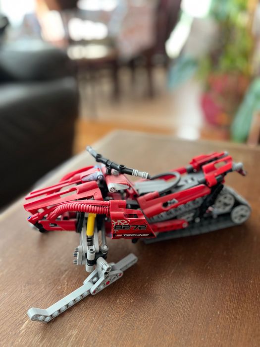 Продавам два стари Lego Technic модела