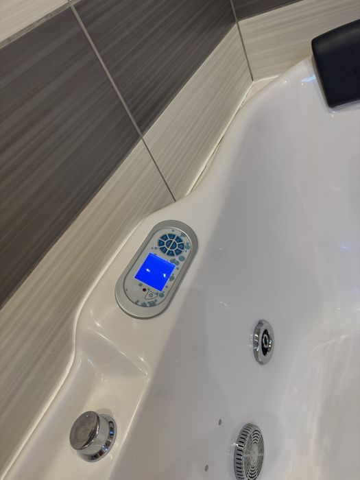 Jacuzzi sparios pentru 2 sau mai multe persoane