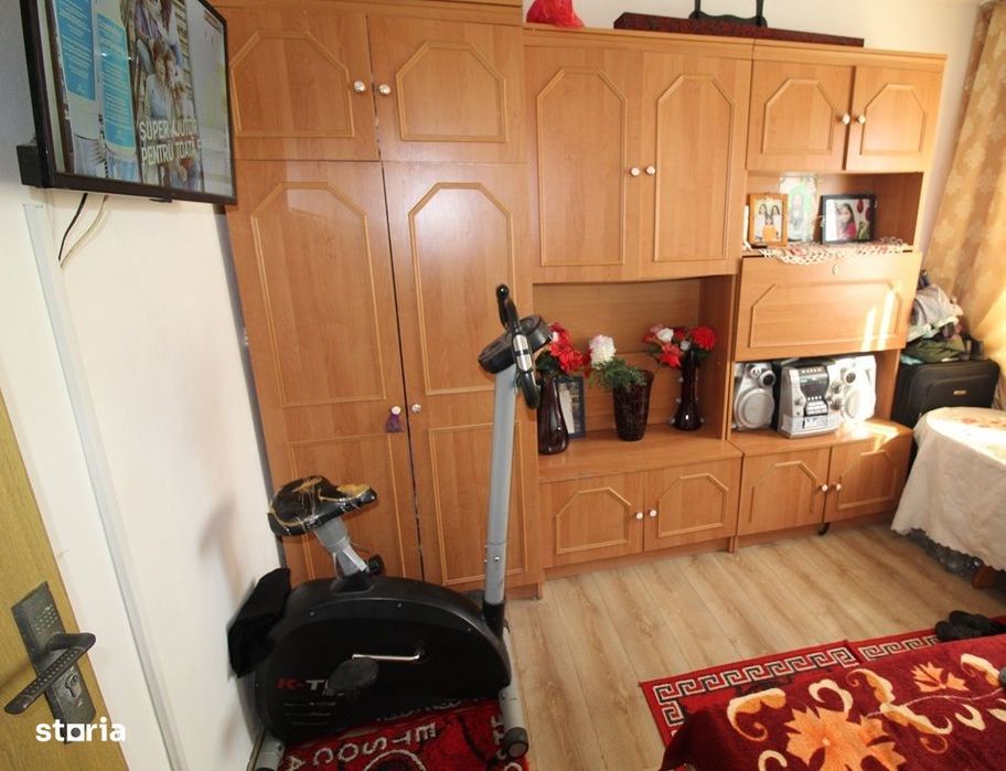 Vând apartament 4 camere în Hunedoara, M7-Trandafirilor, parter înalt