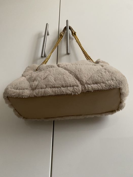 Geanta Liu Jo Lapuffy bej, faux fur, ca noua, lant auriu, originala