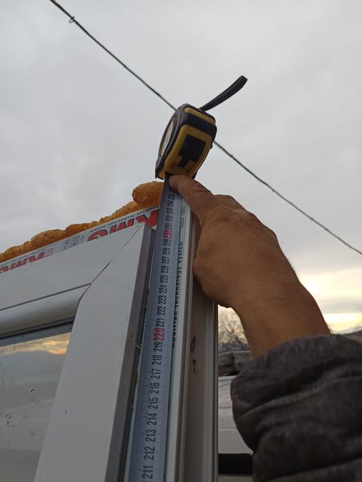 ПВЦ врата с горен прозорец