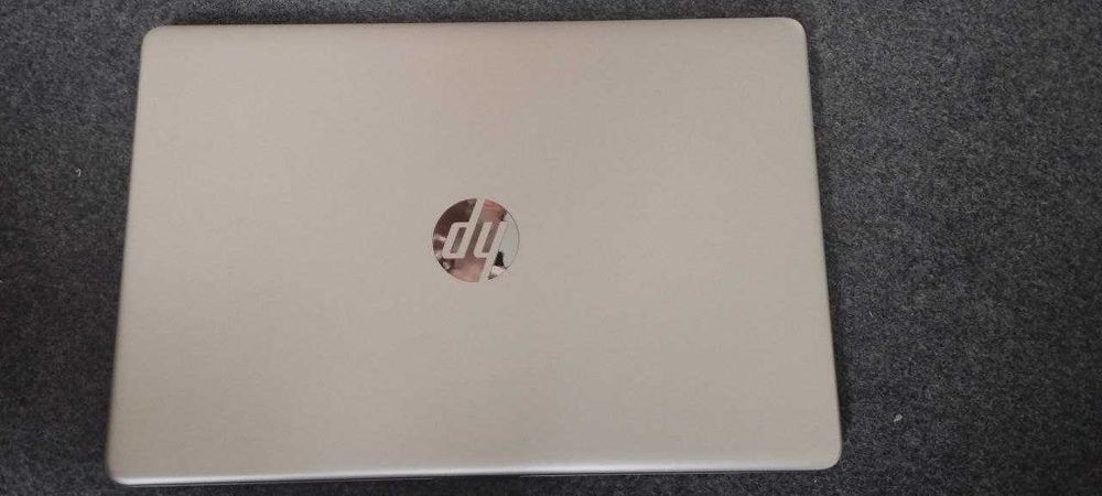 HP 15s i5 12 avlod 8/512 klavaturasi yonadi