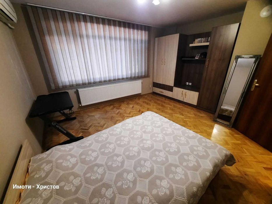 Многостаен тухлен апартамент в отлично състояние с таванска стая, маза, гараж и две паркоместа