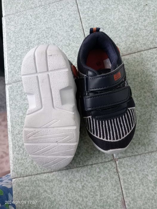 детские ботинки. кроссовки