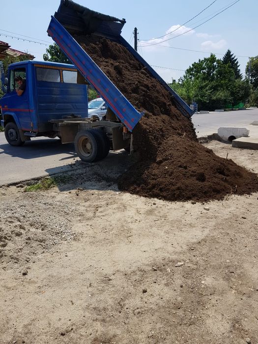 Transport pamant negru de padure