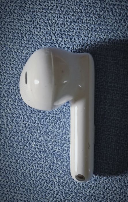 Правый наушник от Honor Earbuds X6