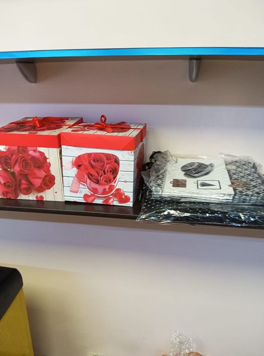 Праздничные свечи, обертки и коробки