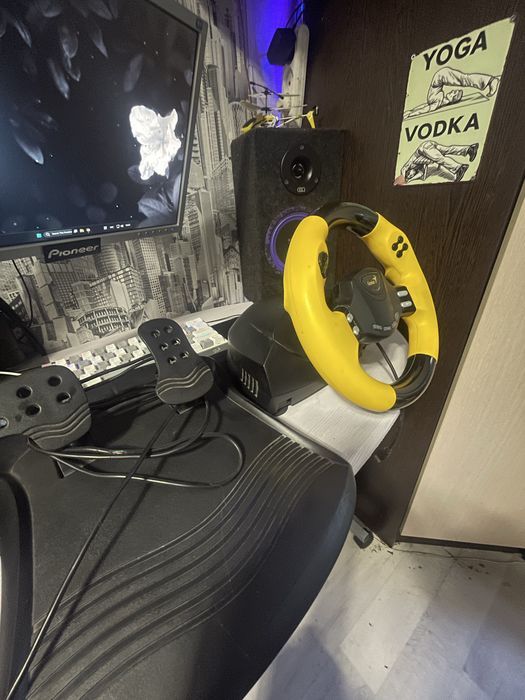 Игровой руль с педалями