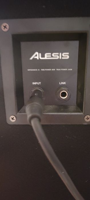 Vând boxe cu trepied ALESIS CU STATIE  ALESIS