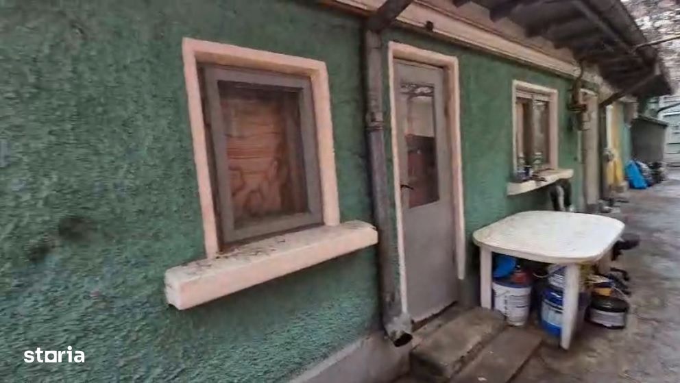 Teren 250 mp si casa batraneasca toate utilitatile