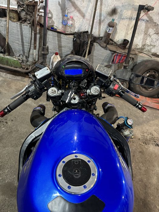 Kawasaki zx1100 мотора е със изцяло променена визизя