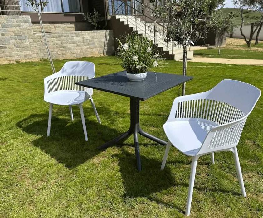 Стол Севиля -полипропилен сив,бял,черен