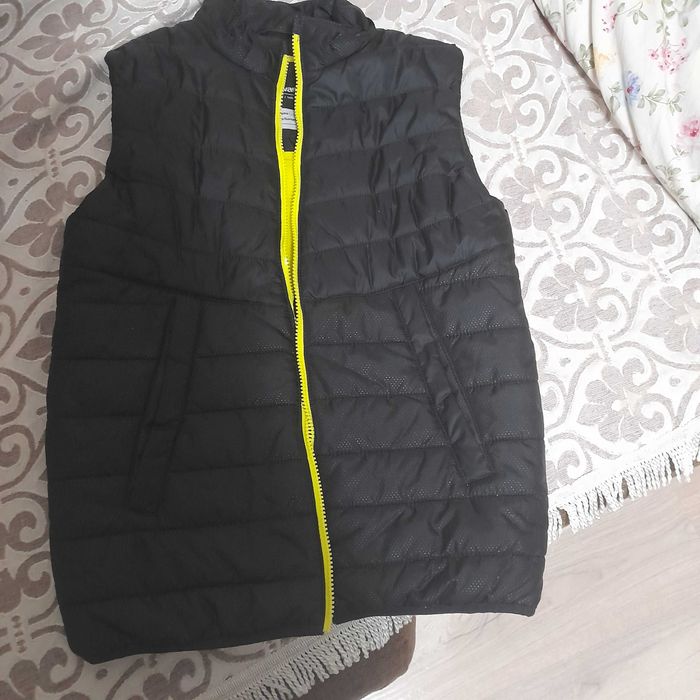 Стильная черная детская жилетка на 9-12 лет для мальчика от ветра